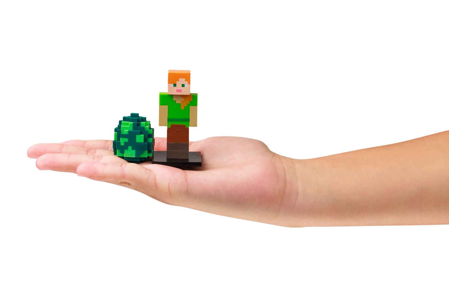 Eine Hand hält eine Minecraft-Figur von Alex, ein grünes Ei und einen Ständer. Alex trägt ein grünes Hemd und eine braune Hose. Weißer Hintergrund.