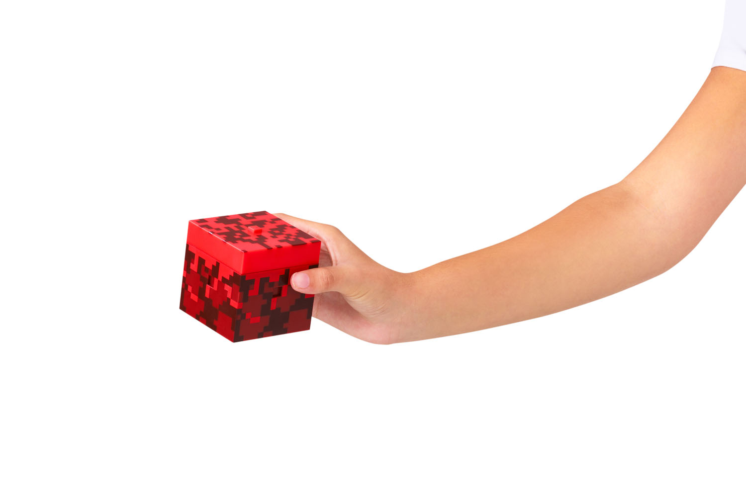 Ein Kinderarm hält eine rot-braun pixelige Box auf weißem Hintergrund. Die Box hat einen Deckel und wird in der Hand gehalten.