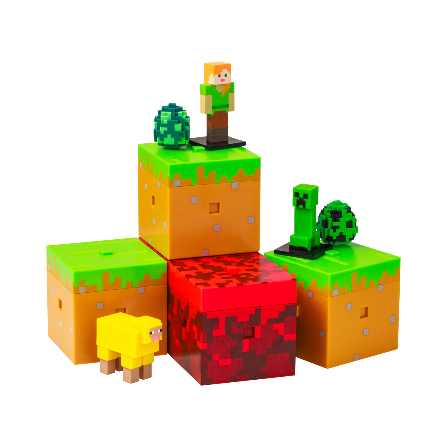 Minecraft-Figuren auf Blöcken: Alex, Creeper, Schaf und ein Ei. Blöcke sind orange/grün/rot. Weißer Hintergrund.