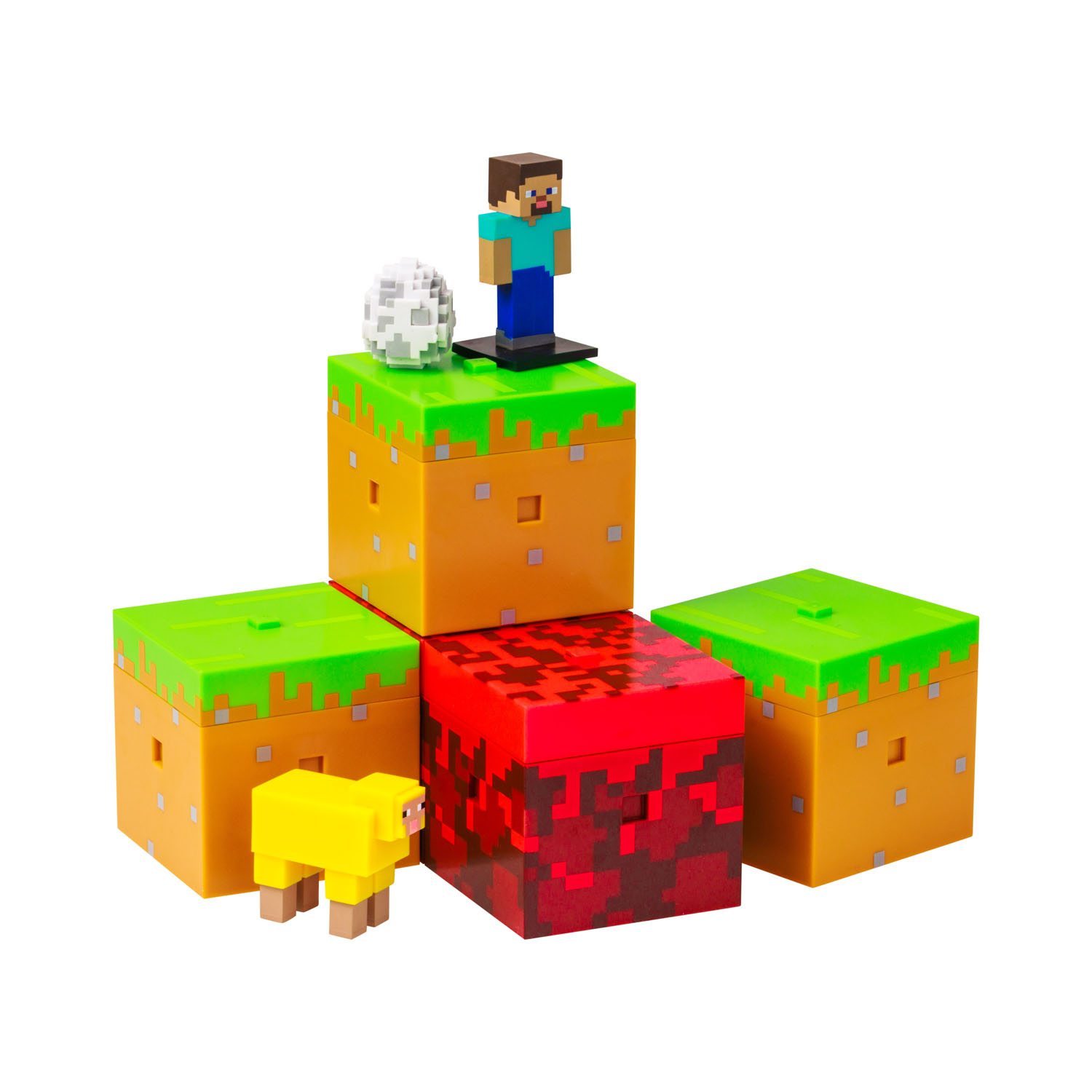 Minecraft-Spielzeuge auf weißem Hintergrund. Steve-Figur, Ei und gelbes Schaf befinden sich auf blockförmigen Boxen. Grüne, orange und rote Boxen sind vorhanden.