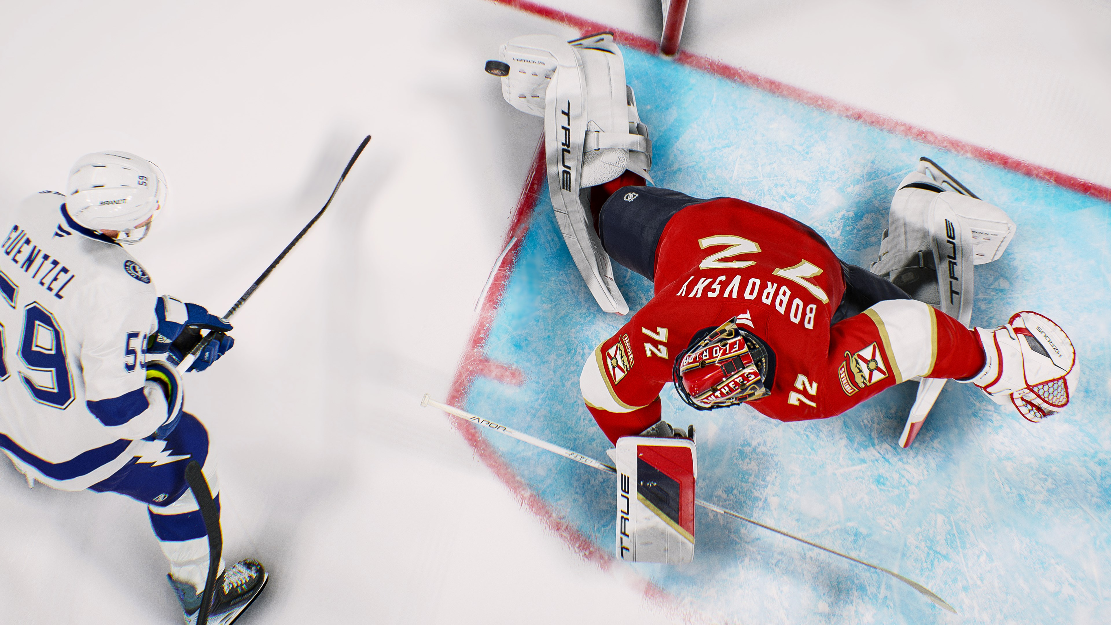 Eishockeyspiel. Ein Torwart in roter Ausrüstung verteidigt das Tor gegen einen Spieler mit einem Hockeyschläger. Blaues Eis und weiße Eisfläche.