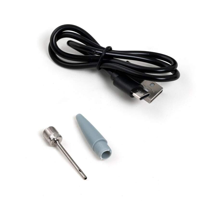 Cable USB negro, aguja metálica plateada y boquilla azul claro sobre fondo blanco.