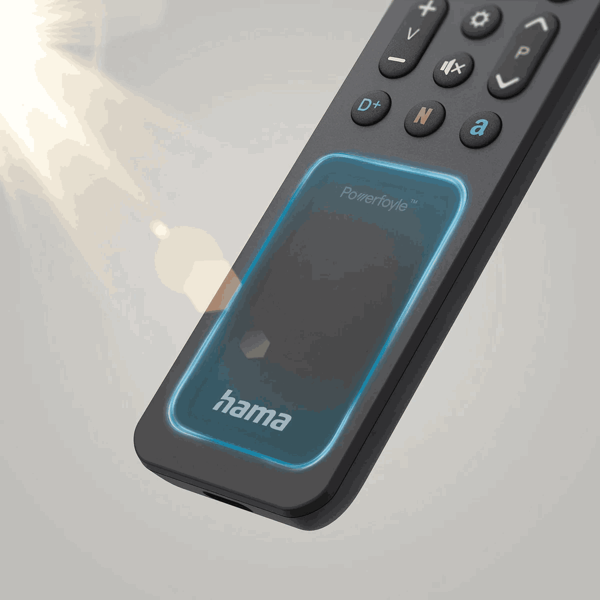 Primer plano de un mando a distancia negro Hama. Tiene botones, un panel táctil con un brillo azul y el logotipo de Powerfoyle.