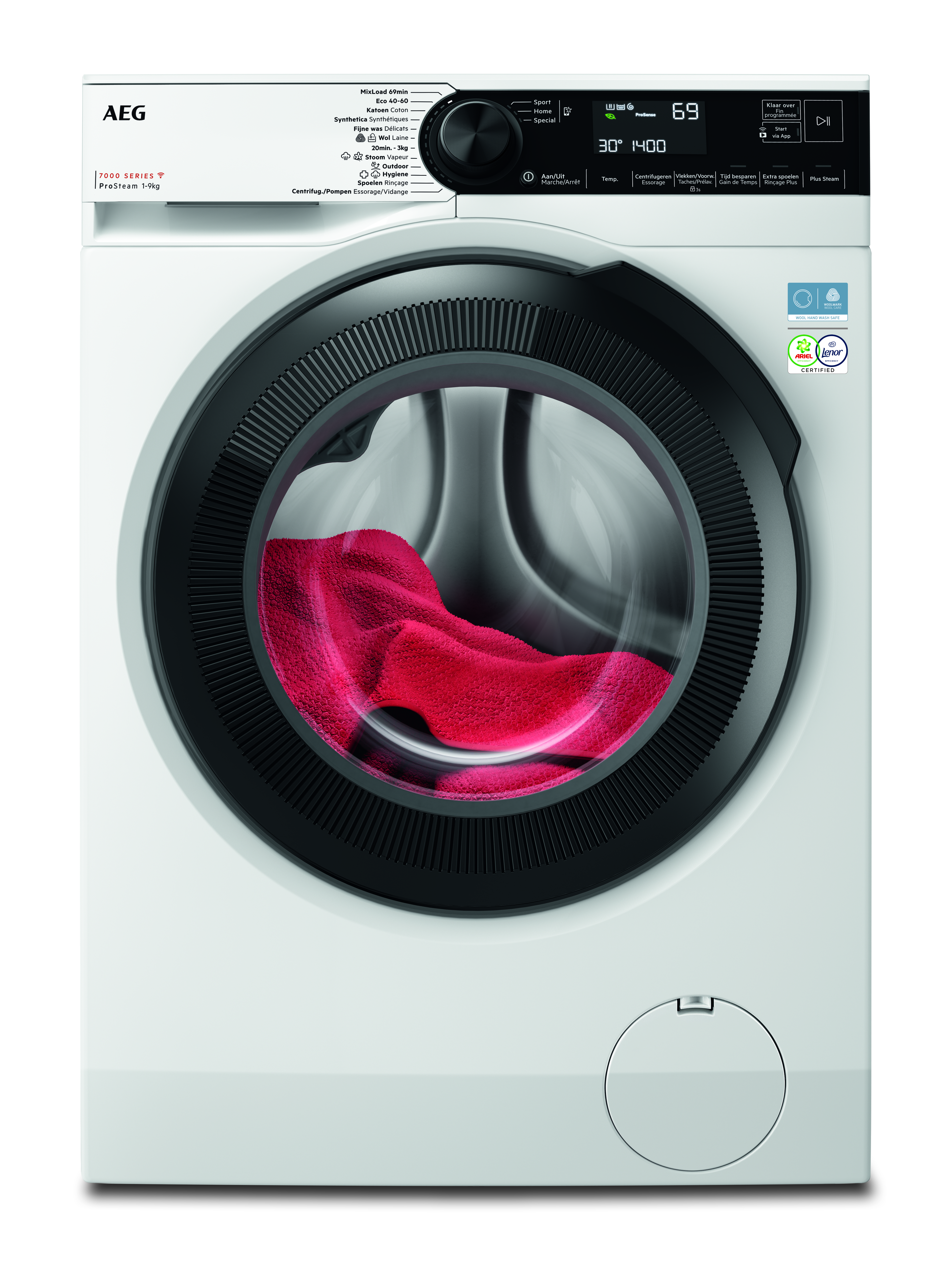 Une machine à laver AEG blanche. À l'intérieur de la porte vitrée, une serviette rouge. Commandes et écran visibles sur le dessus.