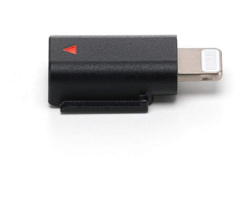 Ein schwarzer Adapter mit einem roten Dreieck und einem silbernen Lightning-Anschluss auf weißem Untergrund.