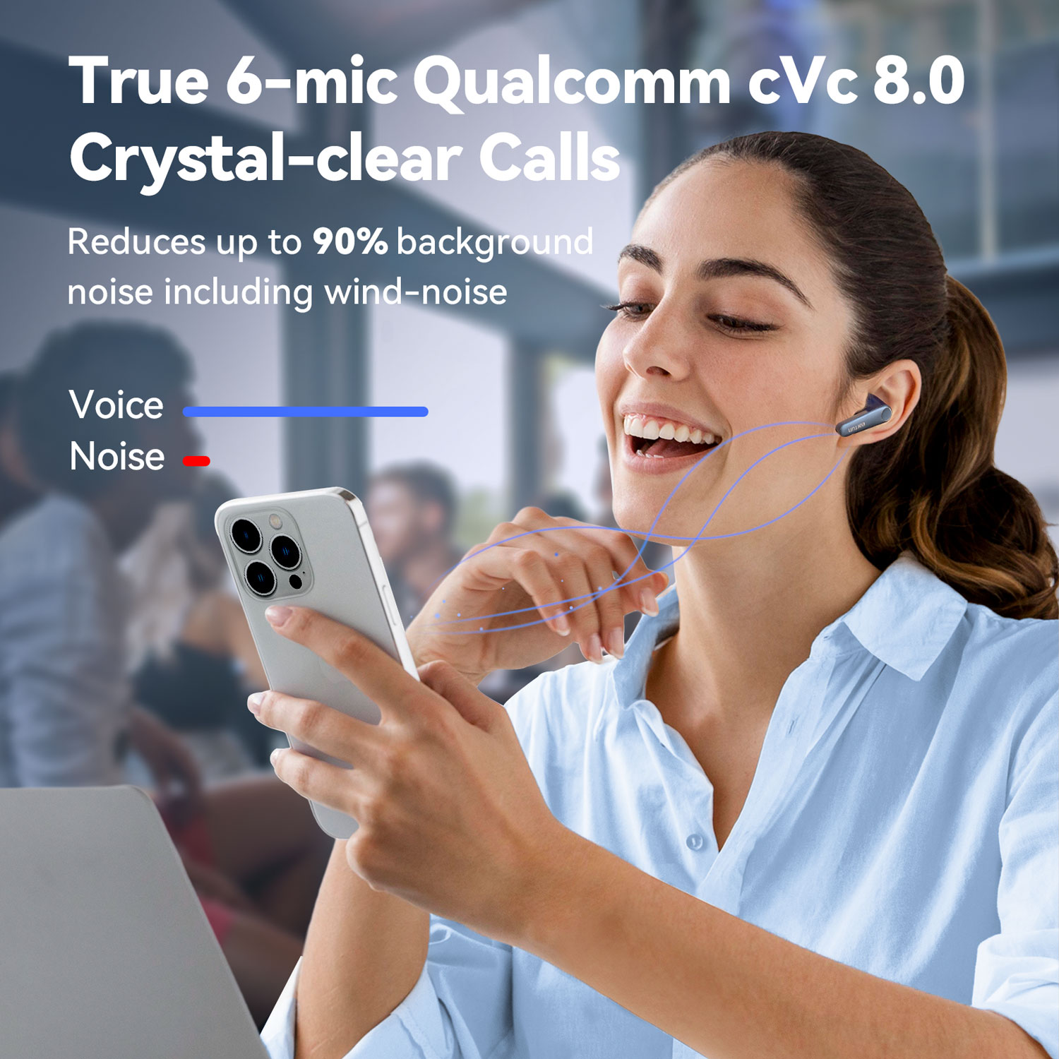 Egy nő mosolyog, fülhallgatót visel, telefont tart. A szöveg a következő: True 6-mic Qualcomm cVc 8.0 Kristálytiszta hívások, csökkenti a zajt.