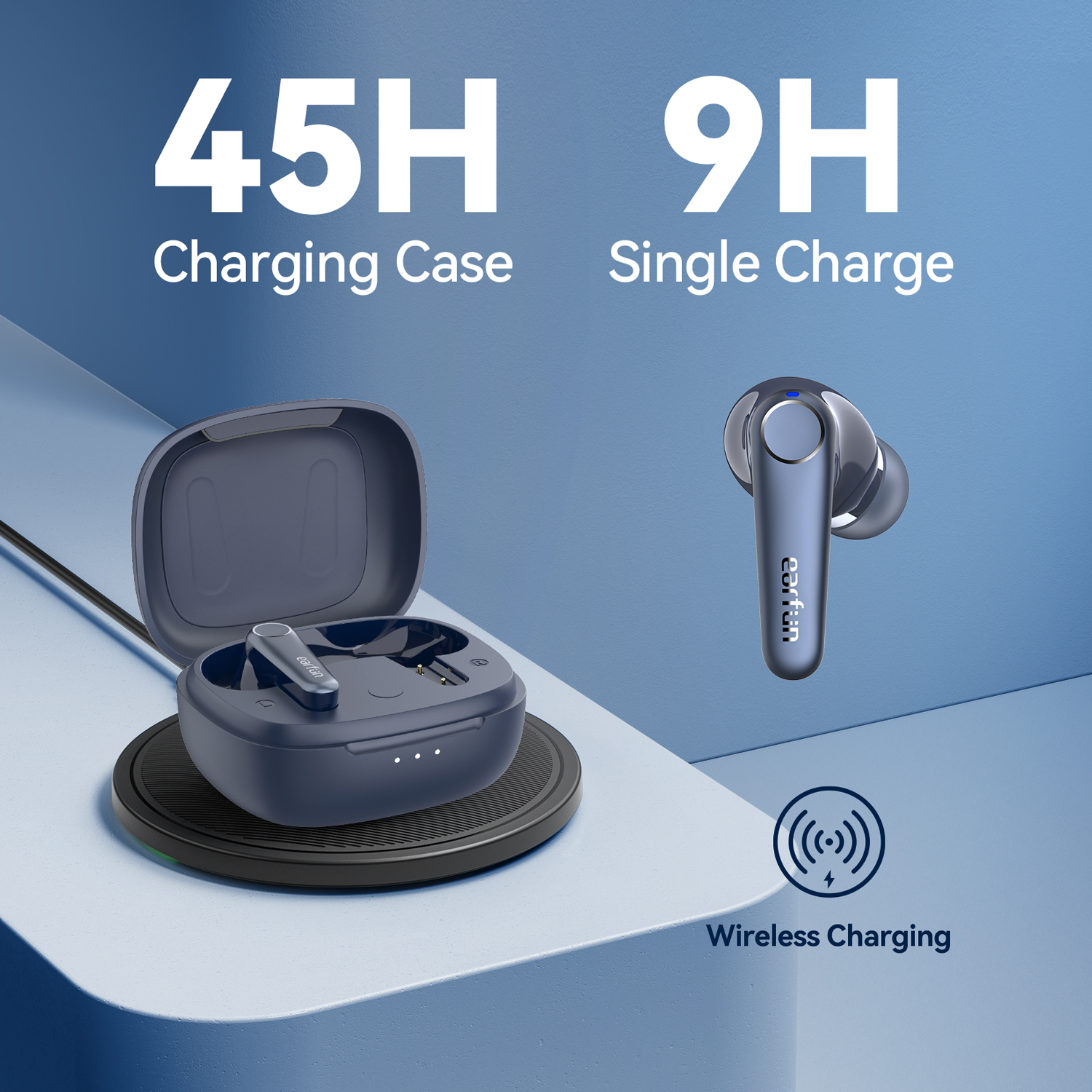 Kék fülhallgató és töltőtok vezeték nélküli töltőn. A szöveg 45H Charging Case és 9H Single Charge.