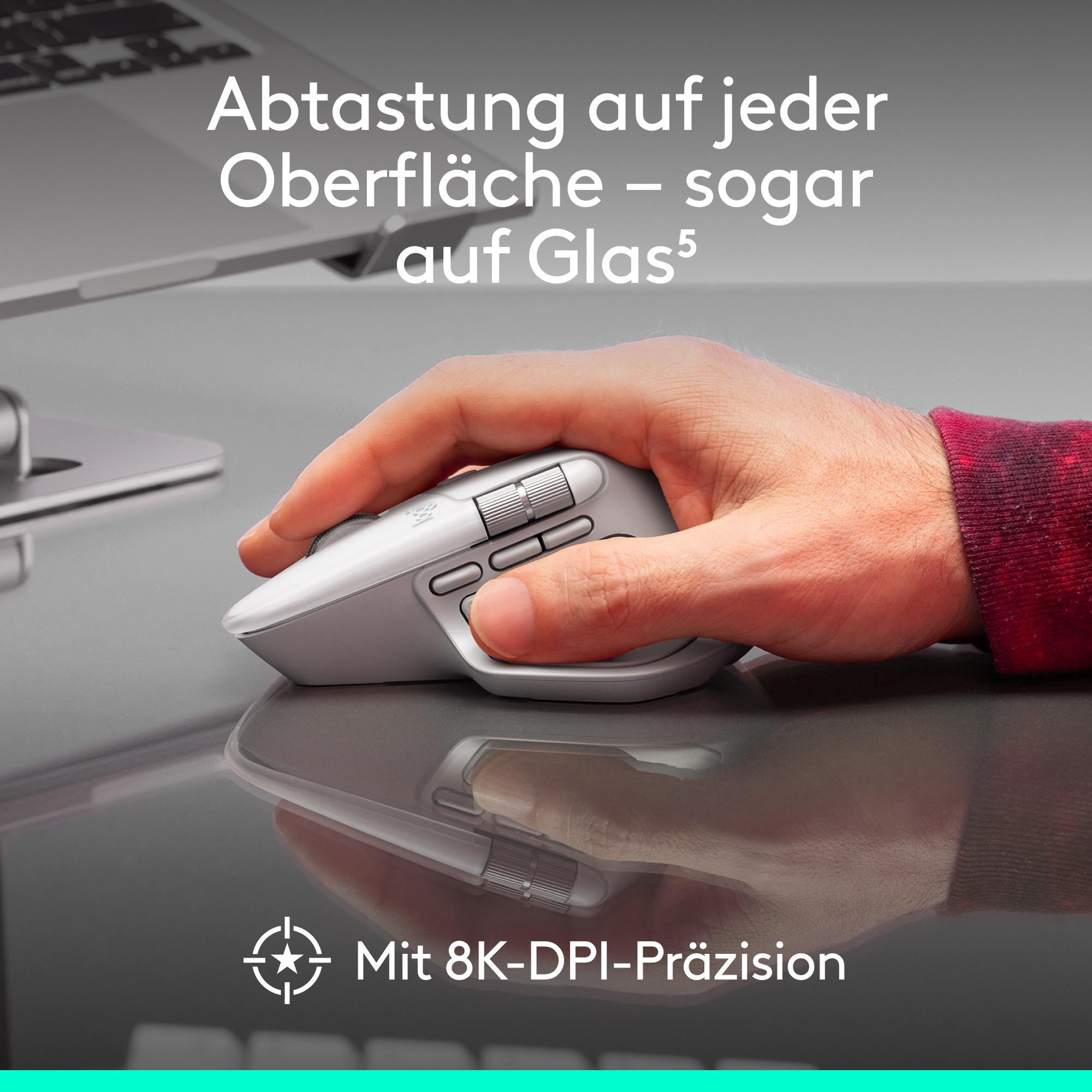 Hand, die eine silberne Computermaus hält. Text: Abtastung auf jeder Oberfläche – sogar auf Glas5. Mit 8K-DPI-Präzision.