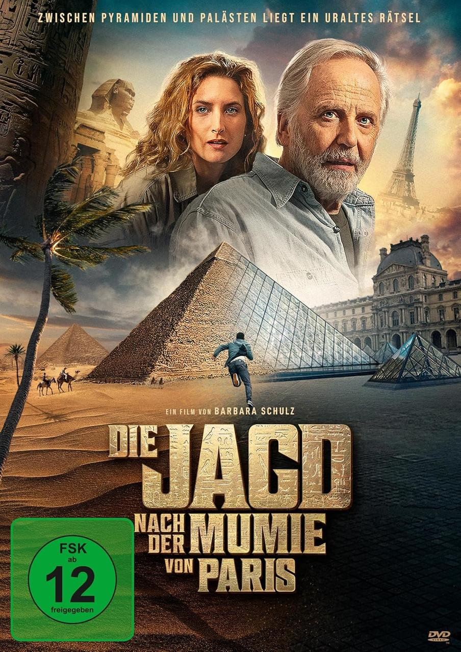 Filmplakat mit Mann und Frau. Pyramiden, Eiffelturm und Louvre im Hintergrund. Ein Mann rennt auf eine gläserne Pyramide zu.