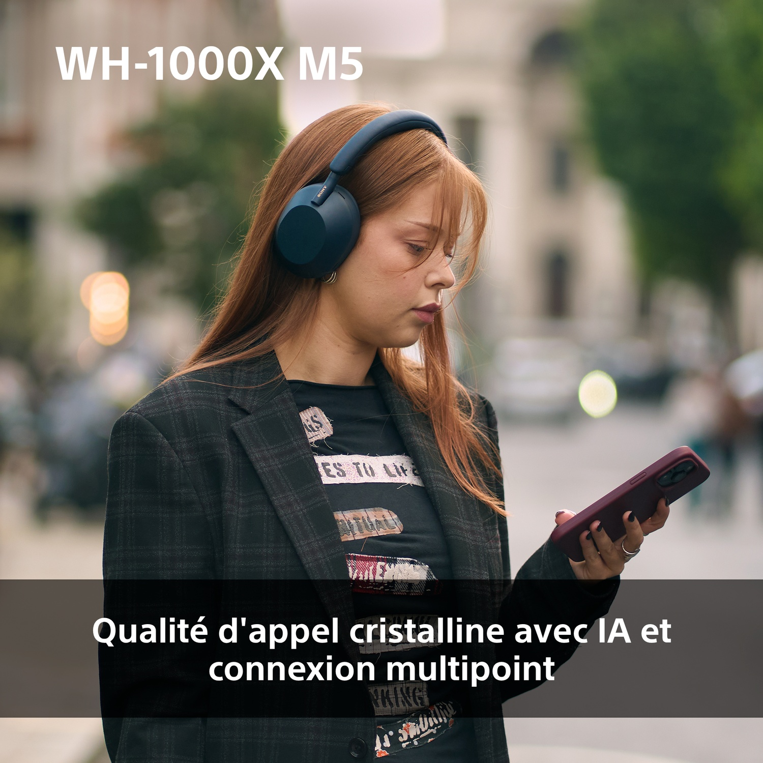 Une femme avec un casque bleu et un blazer noir tient un téléphone. Le texte dit 'WH-1000XM5' et 'Qualité d'appel cristalline'.