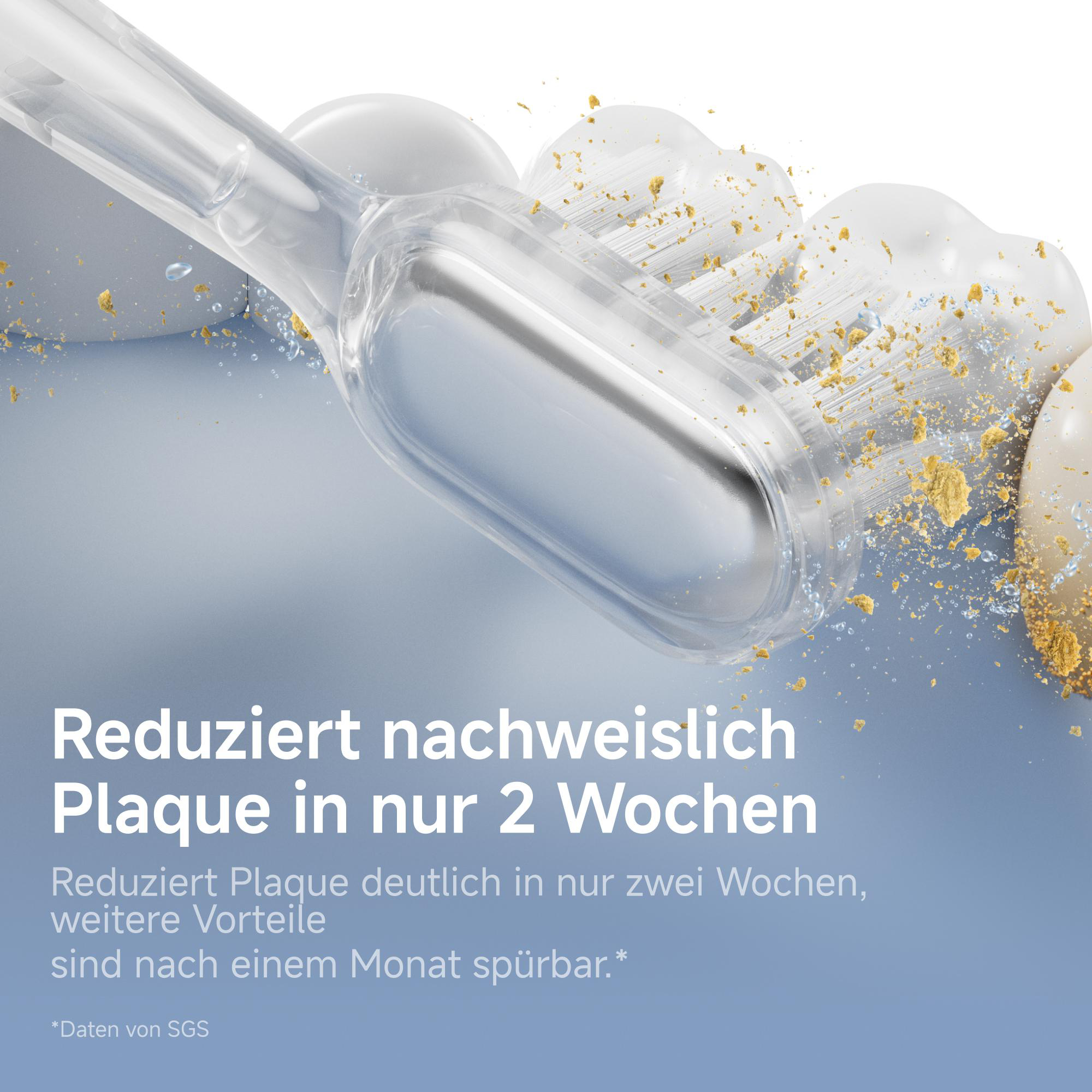 Eine Zahnbürste reinigt einen Zahn und entfernt Partikel. Der Text lautet: Reduziert Plaque in 2 Wochen. Im Hintergrund ein blauer Farbverlauf.