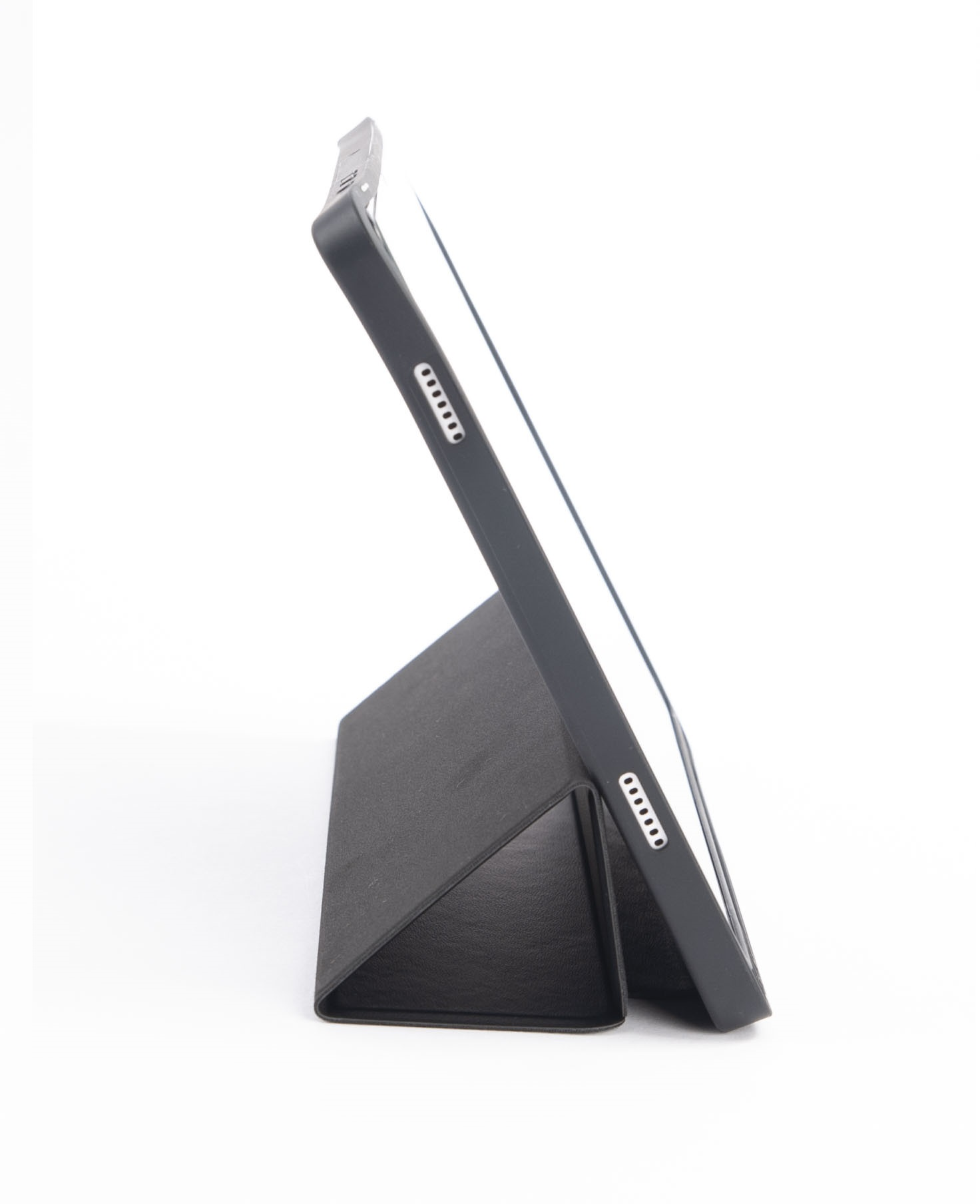 Czarny tablet na stojaku. Ekran biały, ramka szara. Stojak czarny i pochylony, trzyma tablet.