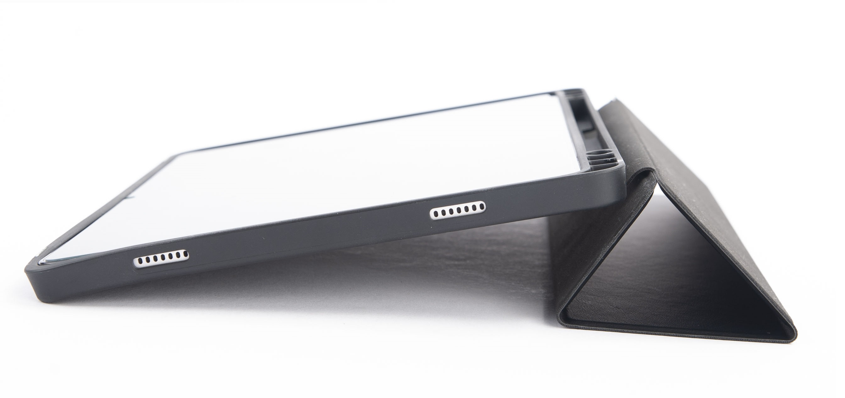 Czarny tablet w etui, leżący na białej powierzchni. Etui jest częściowo otwarte. Ekran tabletu jest widoczny.