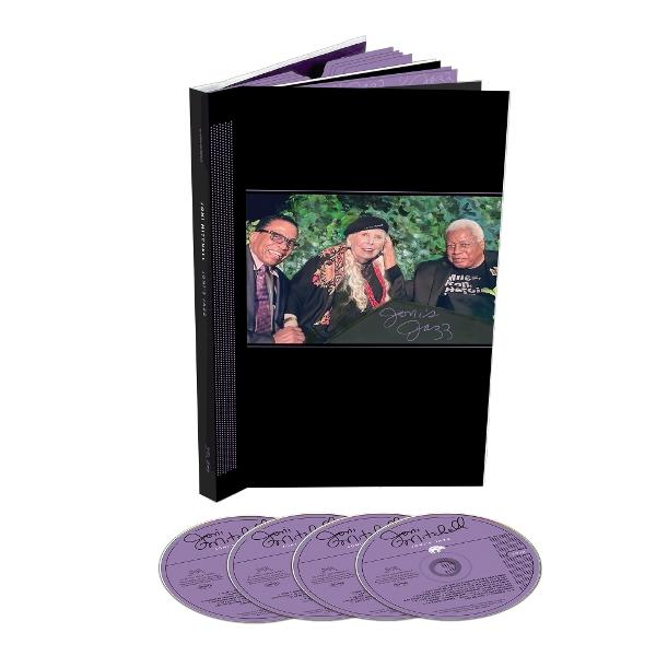Egy fekete könyv, rajta három ember fotójával és a "Joni's Jazz" felirattal. Alul négy lila CD.