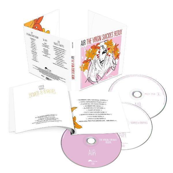 Egy "Air The Virgin Suicides Redux" CD-készlet rózsaszín CD-vel, fehér füzetekkel és rózsaszín borítóval, rajzzal.