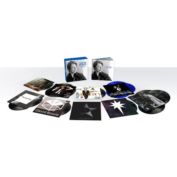 David Bowie albumok gyűjteménye. Tartalmaz bakelitlemezeket, CD-ket és egy box szettet. A borítókon Bowie képei láthatók.