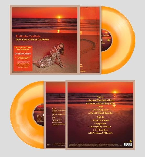 Albumcover von Belinda Carlisles "Once Upon a Time in California". Sonnenuntergangsszene am Strand mit einer Frau und Schallplatten.
