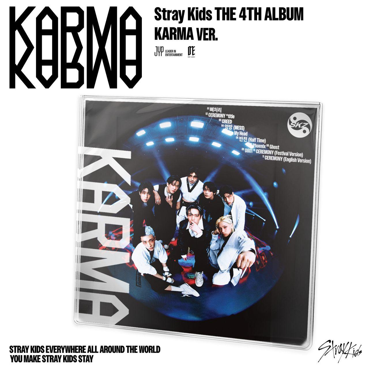 Albumcover mit Stray Kids-Mitgliedern. Der Titel ist "Karma". Gruppenfoto vor blau beleuchtetem Hintergrund.