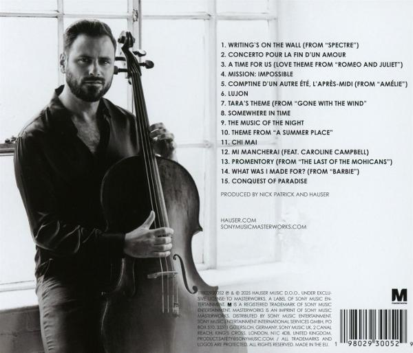 Ein Mann mit Cello steht vor einem Fenster. Auf der rechten Seite befindet sich die Titelliste des Albums.