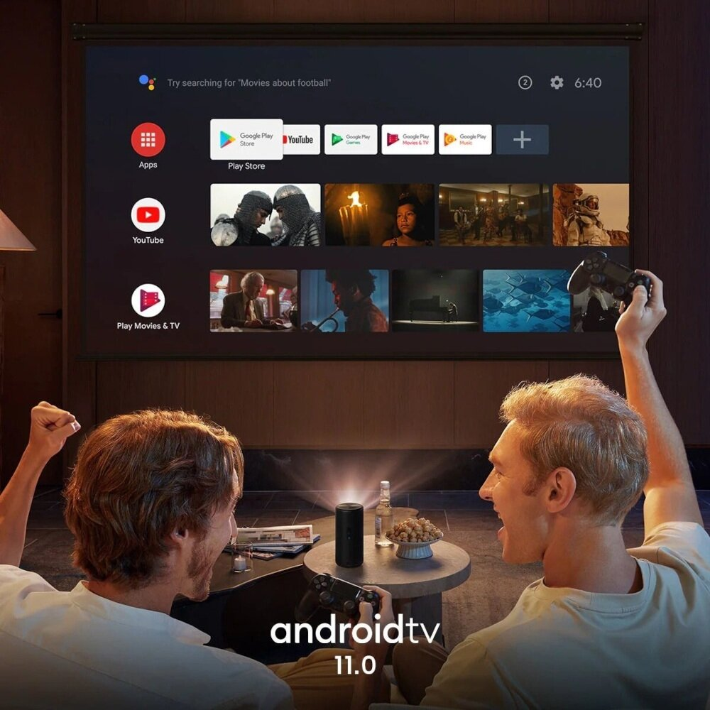 Dwóch mężczyzn podekscytowanych, ogląda telewizję z aplikacjami. Ekran wyświetla filmy. Trzymają kontrolery.