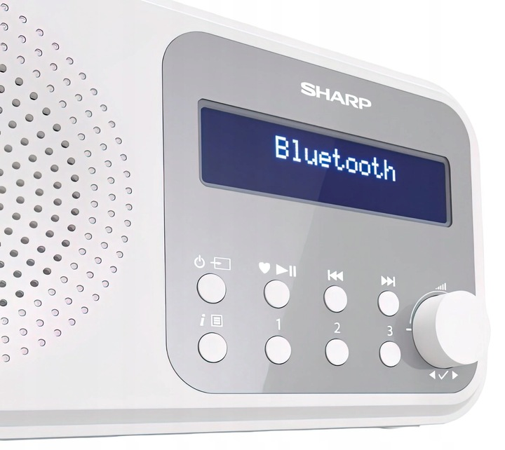 Białe radio Sharp z szarym panelem z napisem 'Bluetooth'. Przyciski i pokrętło głośności widoczne z przodu.