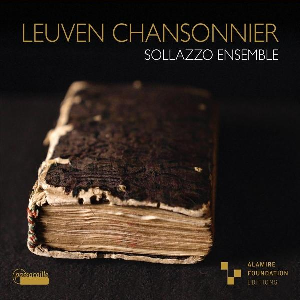 Nahaufnahme eines alten Buches. Der Einband ist dunkelbraun und abgenutzt, mit sichtbaren Seiten. Der Text oben lautet 'Leuven Chansonnier'.