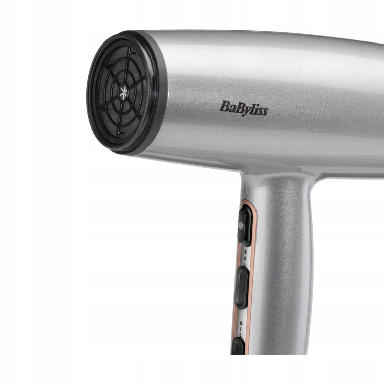 Srebrna suszarka do włosów Babyliss. Ma czarne detale, w tym osłonę wentylatora i przyciski sterowania, z różowo-złotym akcentem.