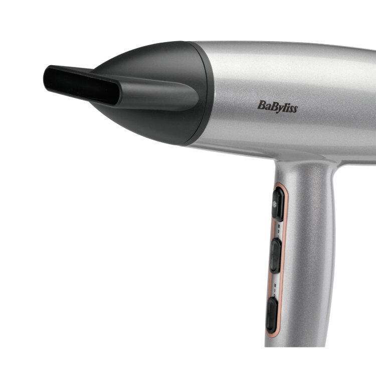Srebrna i czarna suszarka do włosów Babyliss. Dysza jest czarna, a uchwyt ma przyciski sterowania.