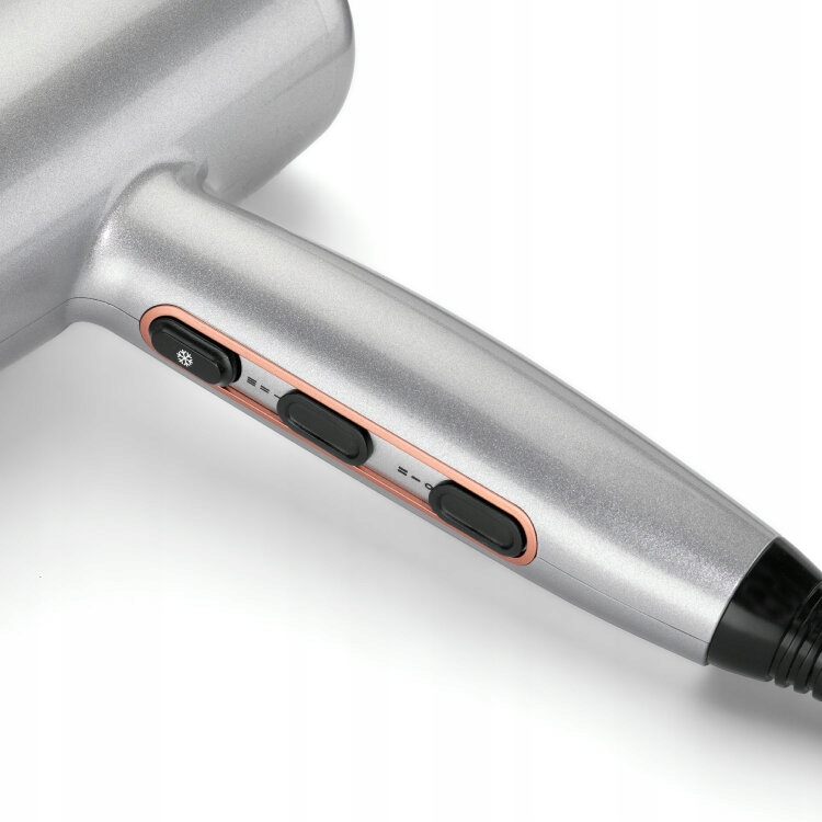 Srebrna suszarka do włosów z czarnymi przyciskami i różowo-złotymi akcentami. Przyciski obejmują płatek śniegu, kreski i liczbę. Czarny przewód na końcu.