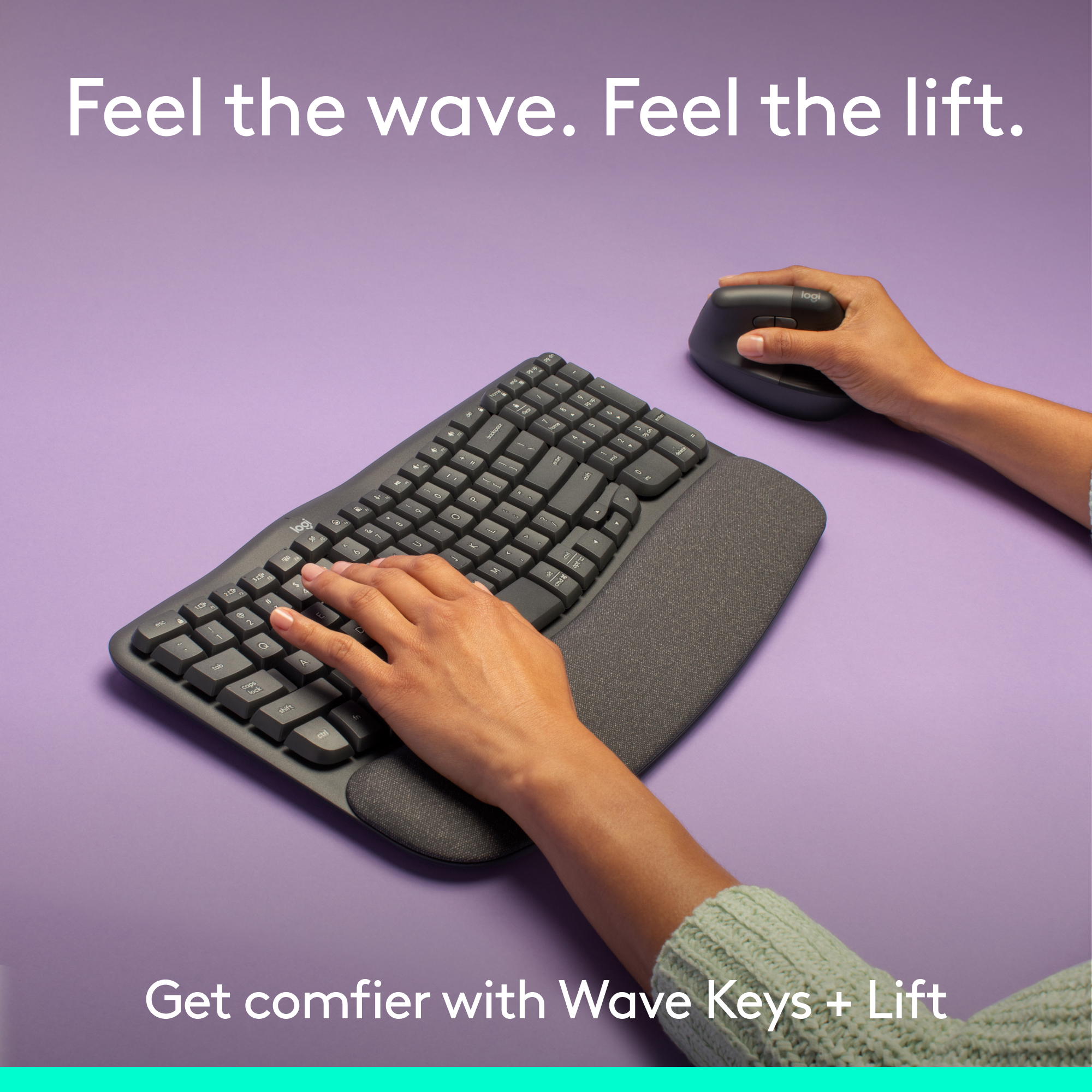 Mains sur un clavier ergonomique sombre avec une souris sombre. Fond violet. Texte : Sentez la vague. Soyez plus à l'aise avec Wave Keys + Lift.