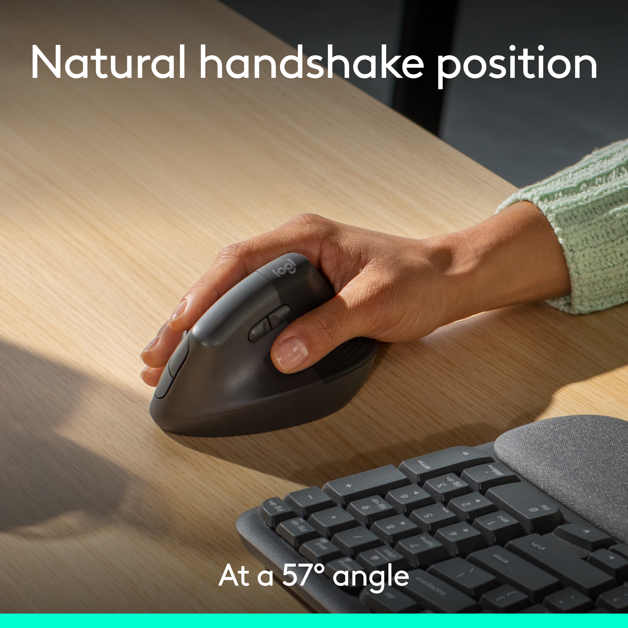 Une main tient une souris ergonomique grise sur un bureau en bois. Un clavier est visible. Le texte dit: 'Position naturelle de poignée de main'.