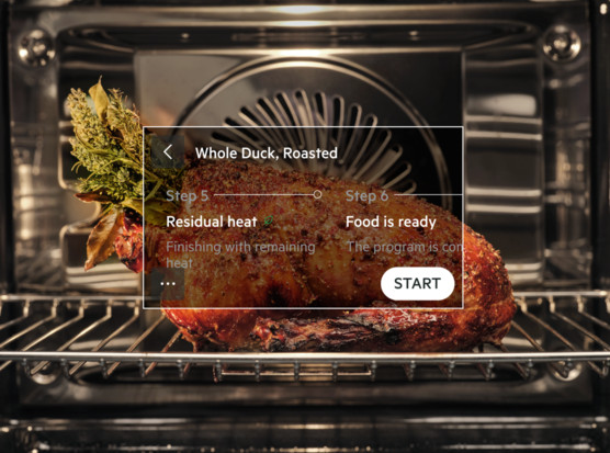 Pieczona kaczka jest w piekarniku. Nakładka ekranowa pokazuje instrukcje dotyczące procesu gotowania, w tym przycisk start.