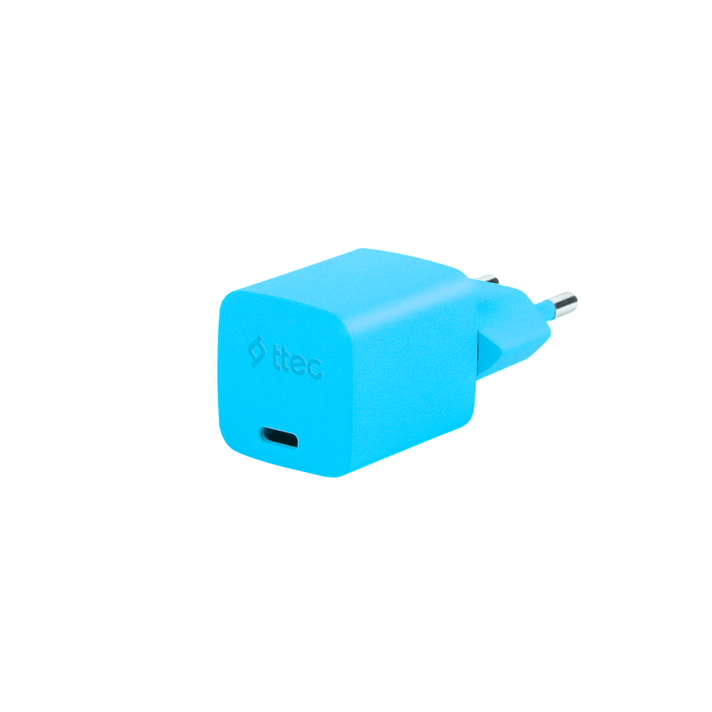 Siyah arka plan üzerinde mavi bir güç adaptörü. Bir USB bağlantı noktasına ve Avrupa fişine sahip.