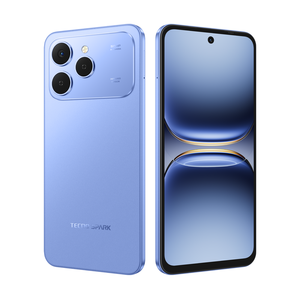 Açık mavi bir Tecno Spark telefon. Kameraları ve ekranı gösterir. Beyaz zemin üzerinde yakın çekim.