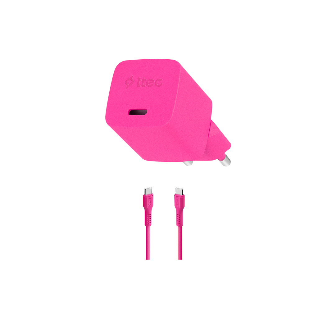 Beyaz zemin üzerinde pembe bir şarj aleti ve iki pembe USB-C kablosu. Şarj aletinde ttec logosu var.