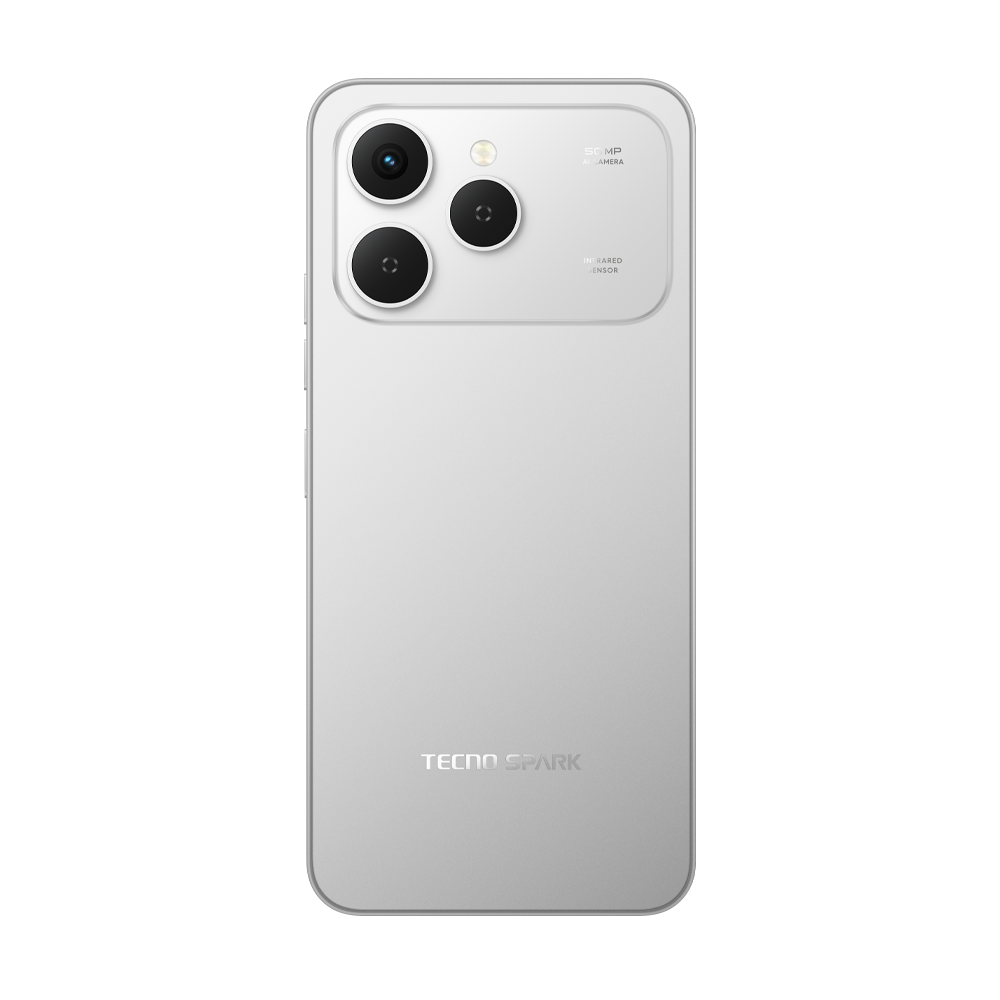 Gümüş renkli bir Tecno Spark akıllı telefonun arkası. Üç kamera lensi ve bir kızılötesi sensör var. Marka adı altta.