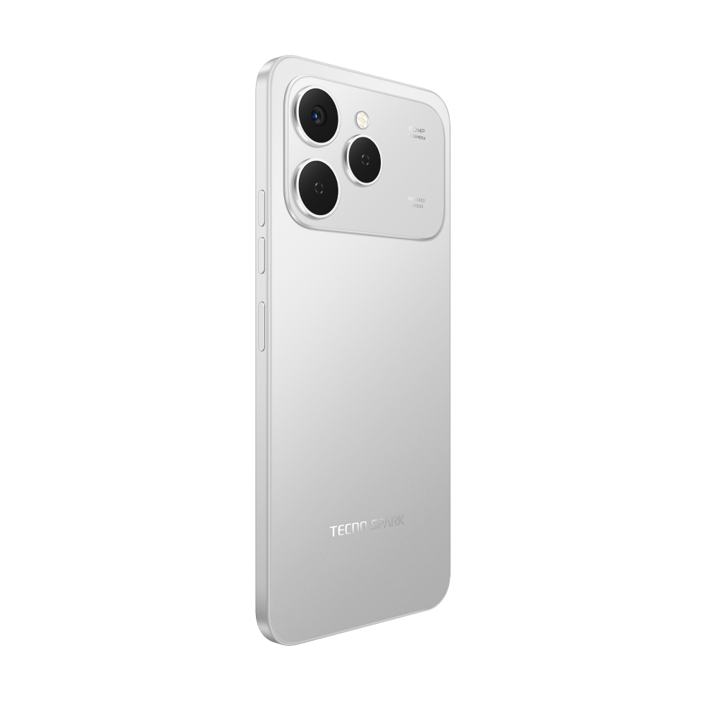 Arkada 'TECNO SPARK' yazılı, üç kamera lensli, gümüş renkli bir akıllı telefon.