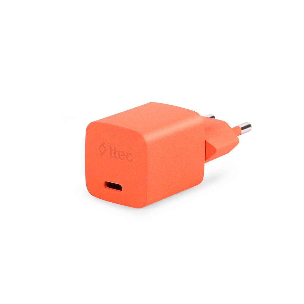Turuncu ttec şarj cihazı. Bir USB-C bağlantı noktası, iki pim ve bir logo var. Arka plan açık gri bir gradyan.