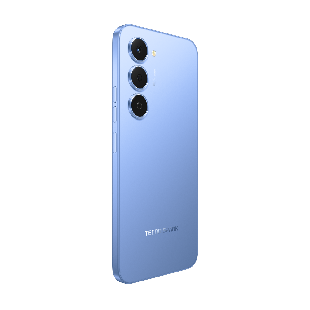 Üç arka kamerası olan açık mavi bir akıllı telefon sergileniyor. "TECNO SPARK" marka adı altta görülebilir.