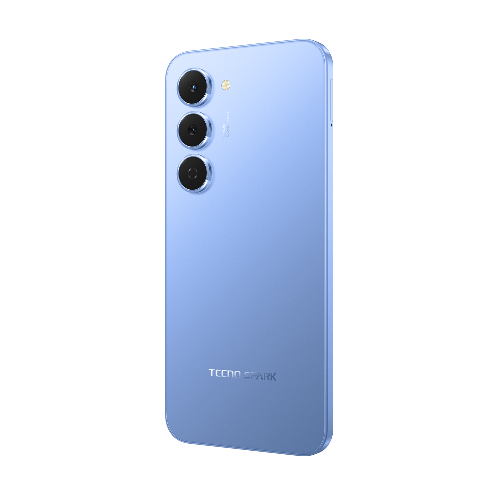 Üç kamera lensi, flaş ve 'TECNO SPARK' logosu gösteren açık mavi bir akıllı telefonun arkası.
