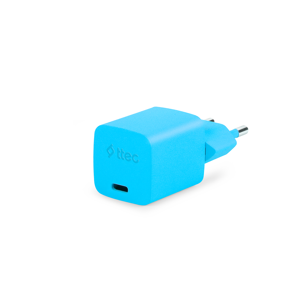 Mavi bir ttec şarj cihazı ve fişi. Bir USB portu ve ttec logosu var. Beyaz bir arka plan üzerinde.