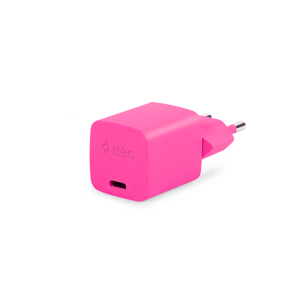Fiş ve USB-C bağlantı noktasına sahip pembe bir ttec şarj cihazı. Beyaz bir arka plan üzerinde duruyor.