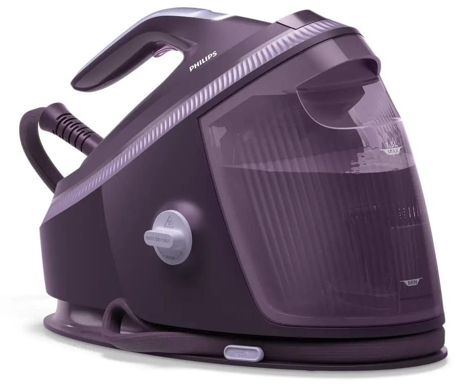 Ciemnofioletowe żelazko parowe Philips. Ma zbiornik na wodę, uchwyt i pokrętło. Żelazko stoi na białej powierzchni.