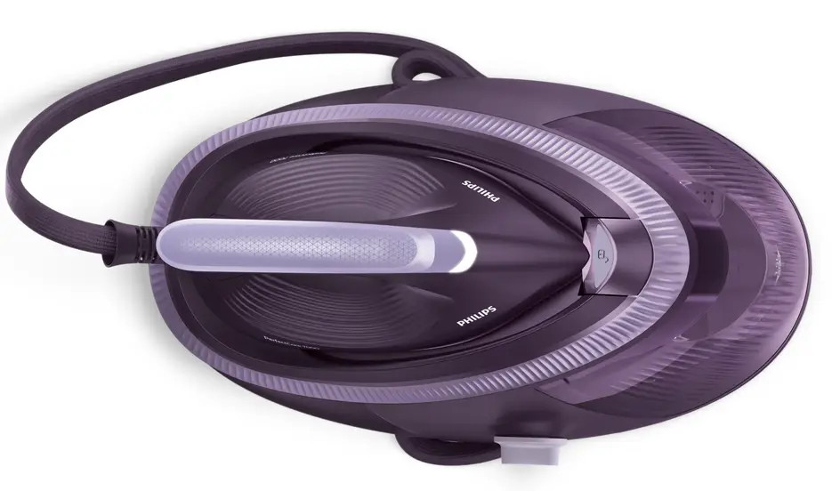 Fioletowo-szare żelazko parowe Philips. Ma uchwyt i przewód zasilający. Żelazko leży na białej powierzchni.