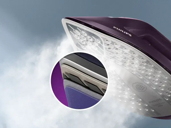 Fioletowe żelazko Philips z parą. Zbliżenie pokazuje stopę z otworami i powiększony widok warstw, widoczna para.