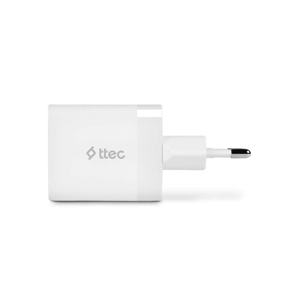 Gümüş fişli beyaz bir ttec USB şarj cihazı. Şarj cihazı, üzerinde ttec logosu bulunan dikdörtgen şeklindedir.