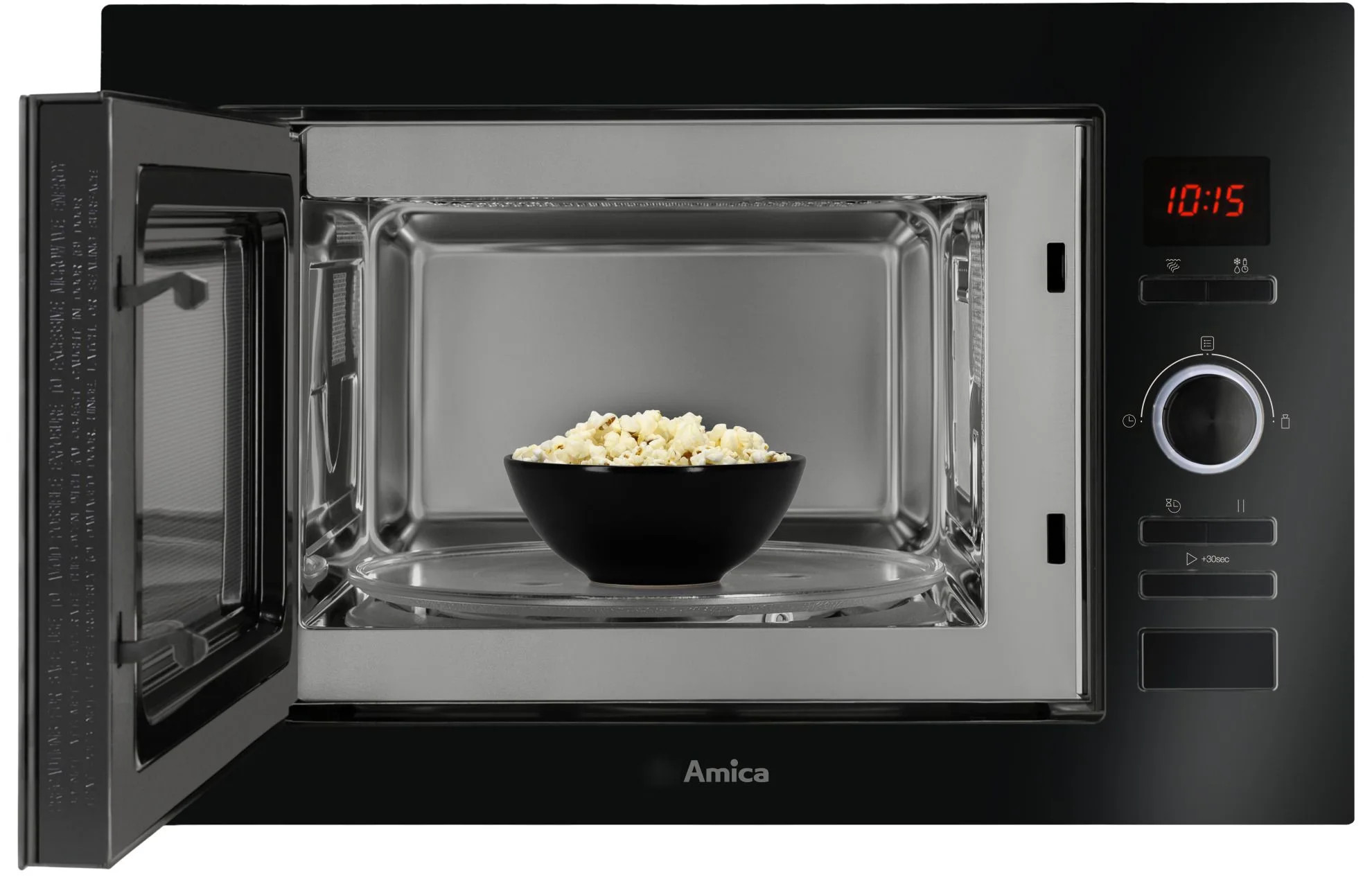Kuchenka mikrofalowa z otwartymi drzwiami, popcorn w czarnej misce. Wyświetlacz cyfrowy pokazuje 10:15. Widoczne logo Amica.
