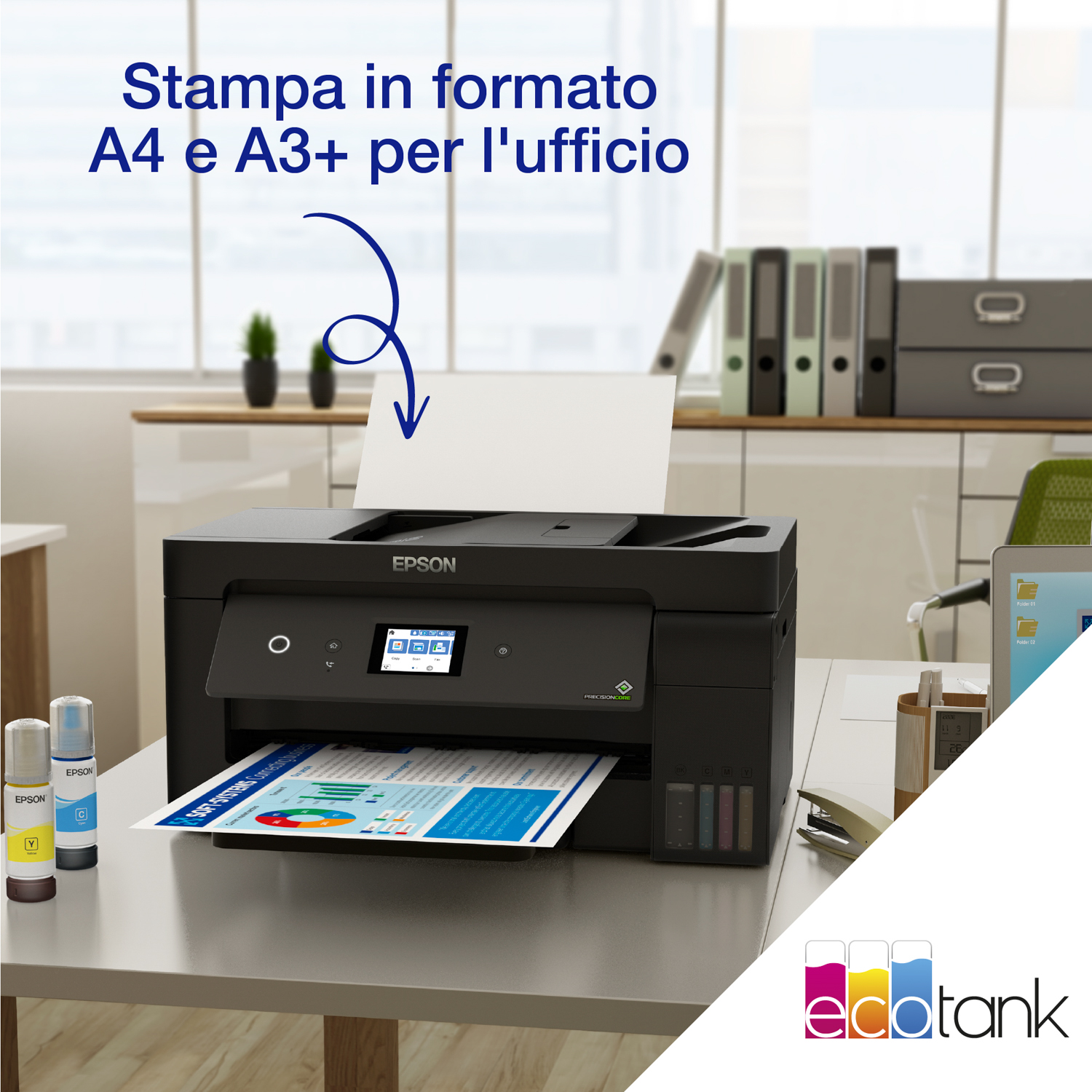Stampante Epson nera che stampa grafici colorati su un tavolo bianco. Flaconi d'inchiostro, forniture per ufficio e una finestra con sfondo sfocato.
