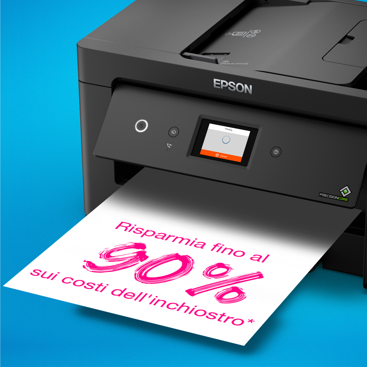 Una stampante Epson stampa un foglio con testo rosa, "Risparmia fino al 90% sui costi dell'inchiostro*". La stampante è nera, su sfondo blu.