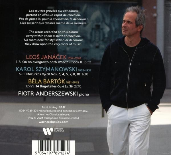 Mann in schwarzer Jacke und weißer Hose, nach rechts blickend, CD-Cover mit Text über Musik und Komponisten.
